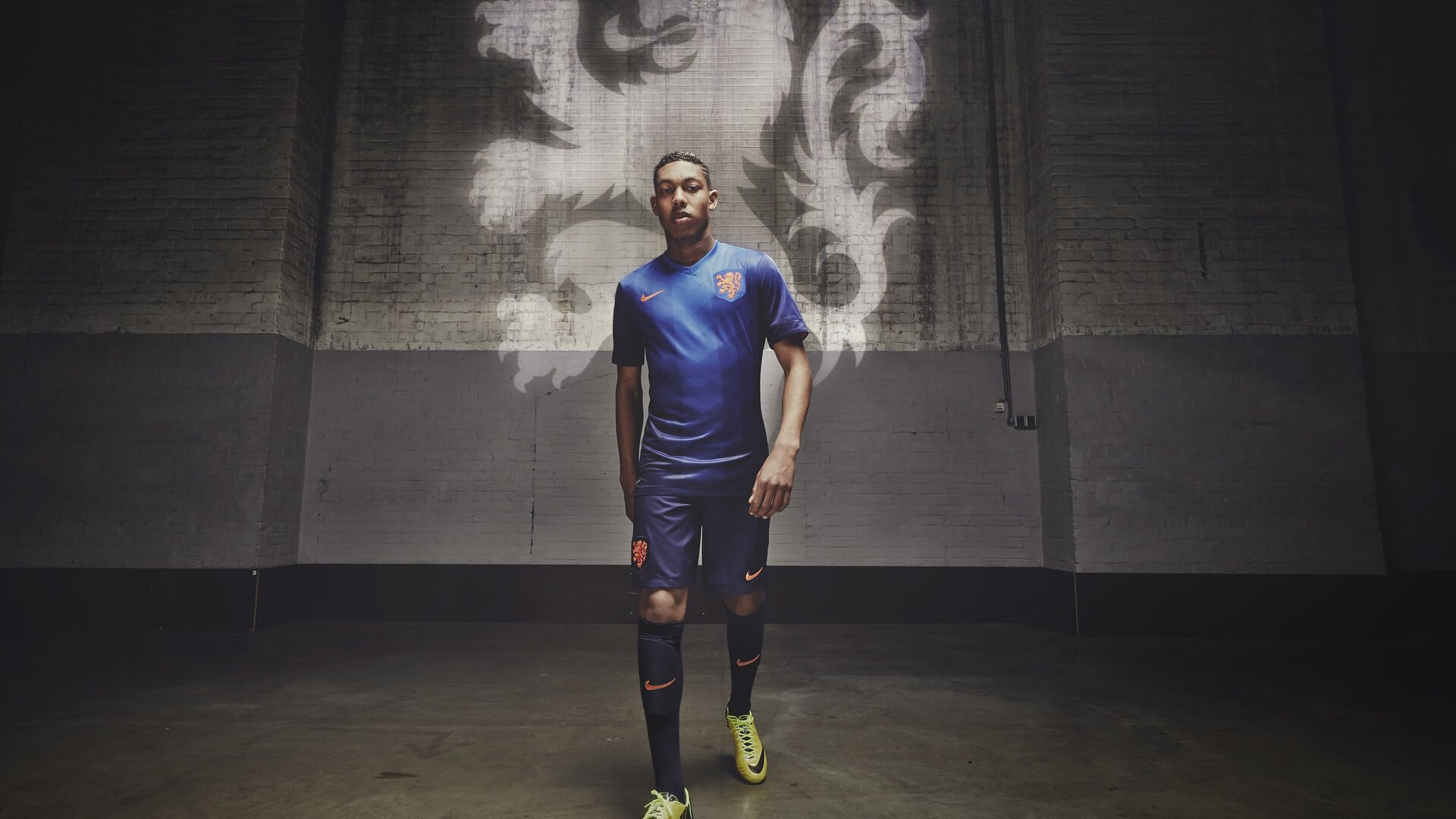 kaiyun体育app-跨界合作推动足球文化与科技创新融合发展，足球运动员跨界